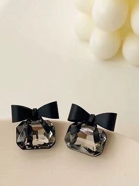 *** High-Quality Exquisite Black Bow Crystal Stud Earrings